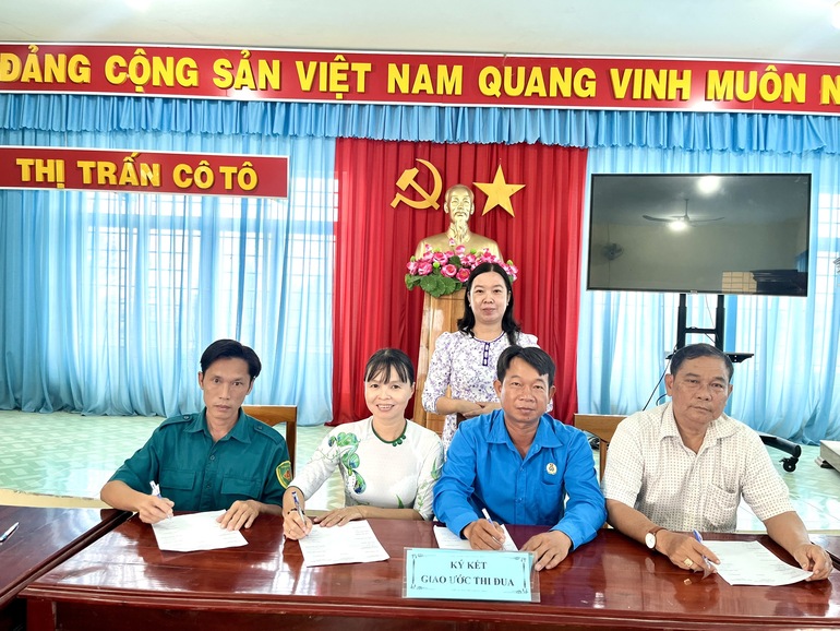 Khối Dân vận thị trấn Cô Tô phối hợp tổ chức hội nghị triển khai Kế hoạch ký kết giao ước thi đua về thực hiện công tác Dân vận