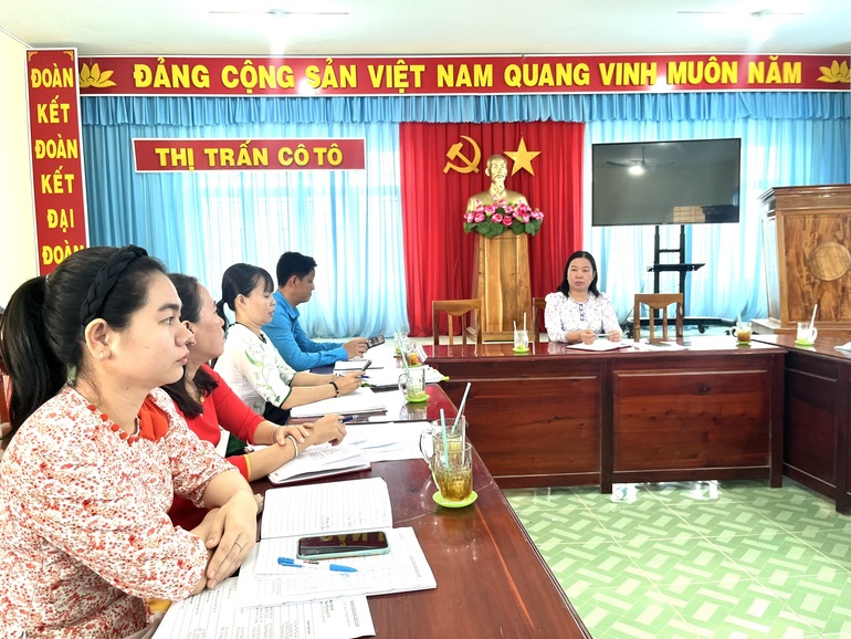 Khối Dân vận thị trấn Cô Tô phối hợp tổ chức hội nghị triển khai Kế hoạch ký kết giao ước thi đua về thực hiện công tác Dân vận