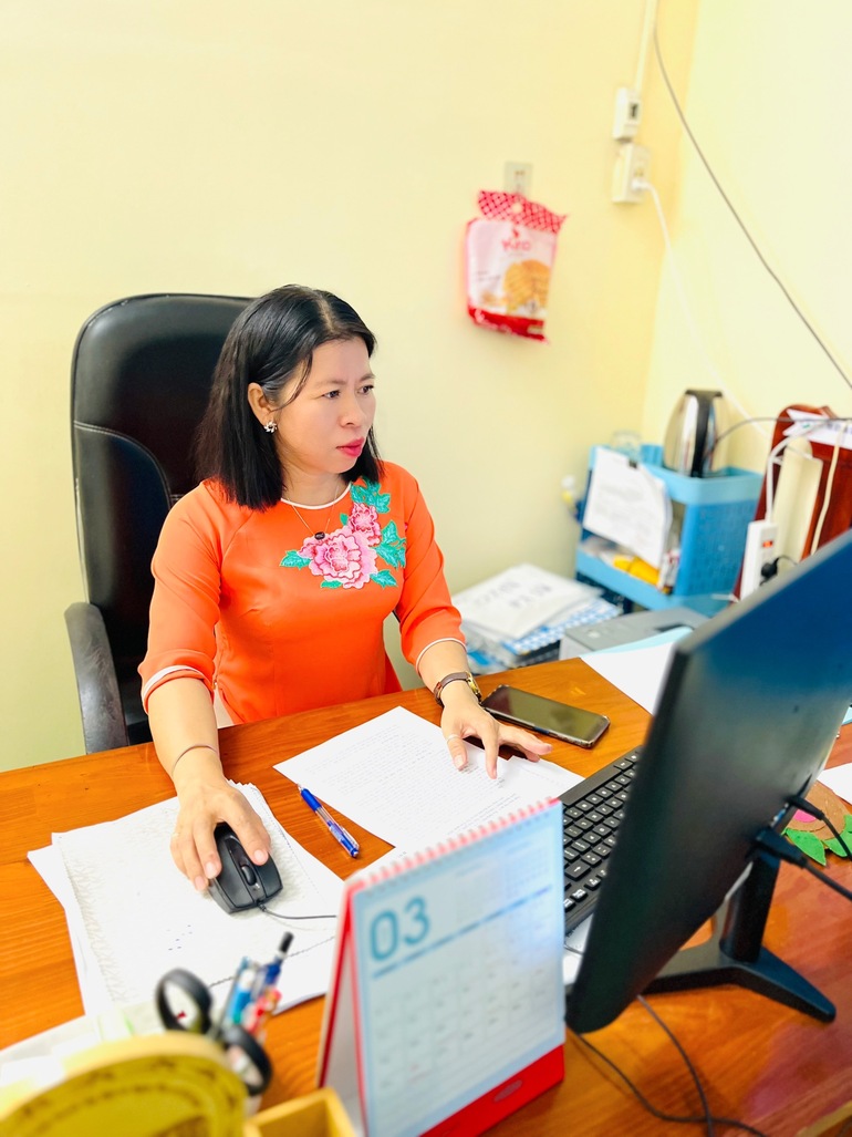 Cô Tô thực hiện mặc áo dài truyền thống và đồng phục công đoàn