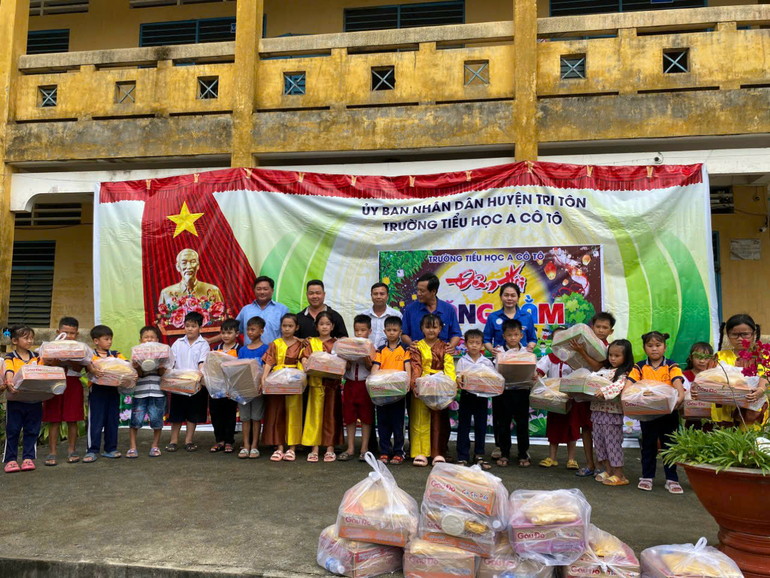 Khóm Tô Phước trao quà Tết Trung thu cho trẻ em khó khăn