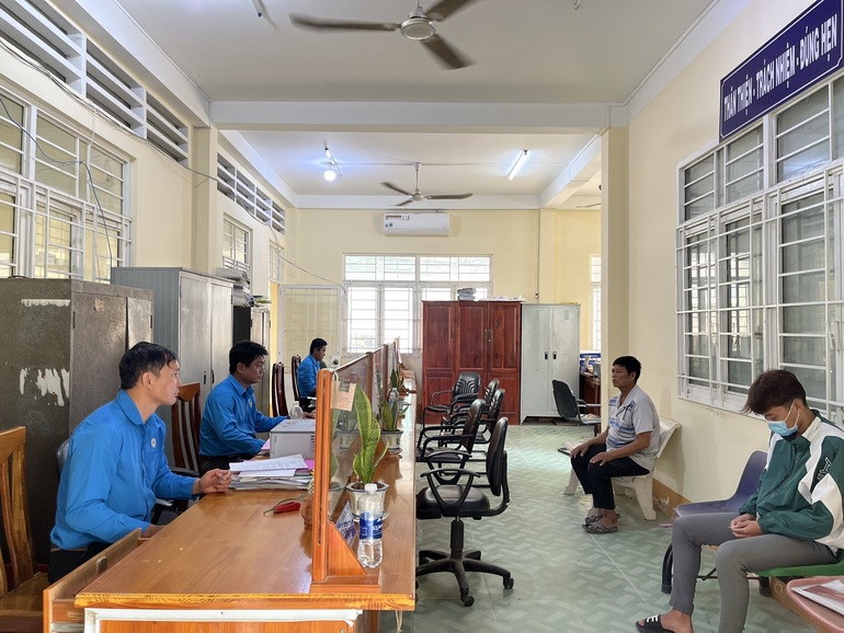 Cô Tô thực hiện mặc áo dài truyền thống và đồng phục công đoàn
