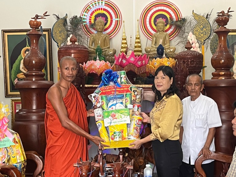 Phó bí thư huyện ủy, chủ tịch HĐND huyện Tri Tôn Đ/c Nguyễn Thị Phương Lan thăm tặng quà các chùa nhân dịp lễ Sen Dolta cổ truyền của đồng bào Khmer năm 2023 tại thị trấn Cô Tô
