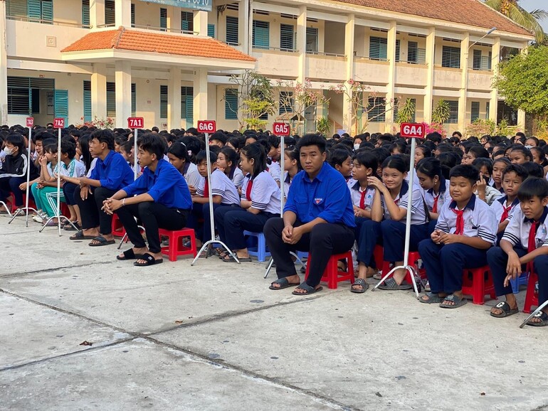 Tuyên truyền phòng, chống ma túy và an toàn giao thông cho học sinh Trường THCS và THPT Cô Tô