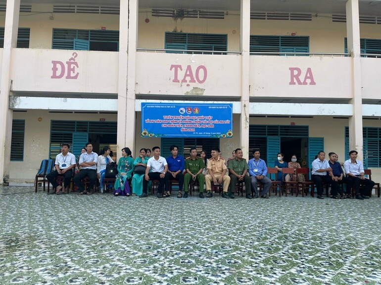 Tuyên truyền phòng, chống ma túy và an toàn giao thông cho học sinh Trường THCS và THPT Cô Tô