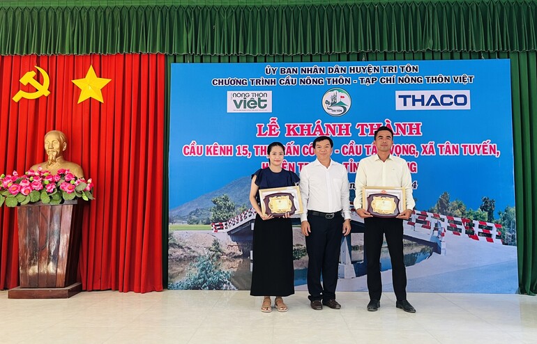 Tập đoàn Trường Hải tài trợ hơn 1 tỷ đồng xây dựng cây Cầu Kênh 15 tại thị trấn Cô Tô